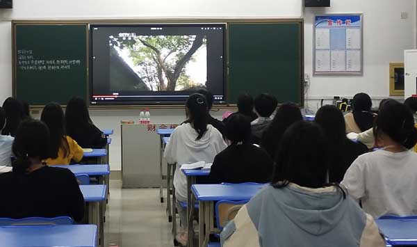 經濟貿易系開展學生觀影學黨史活動