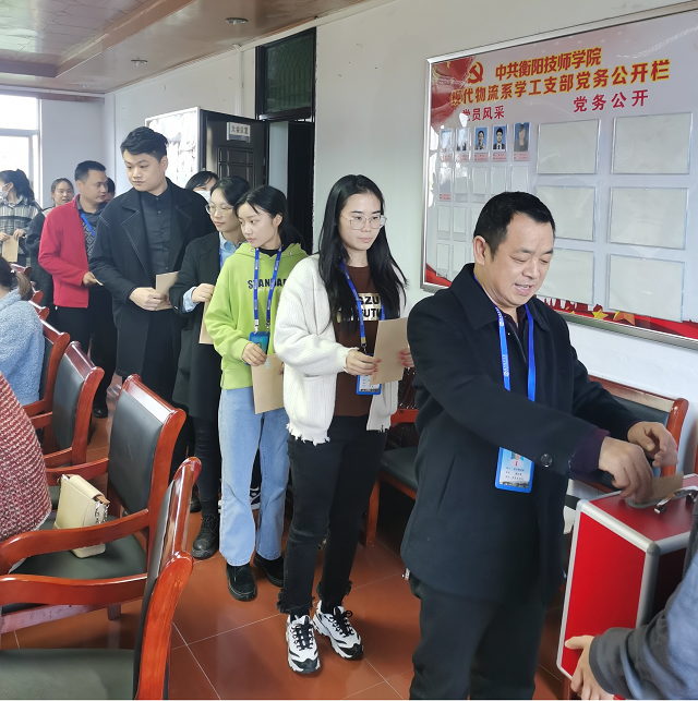 現(xiàn)代物流系：我為群眾辦實事，家長感恩送錦旗