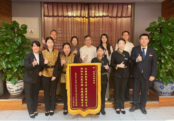 黨委書記肖春林帶隊(duì)看望慰問(wèn)我院參與兩會(huì)接待工作學(xué)生