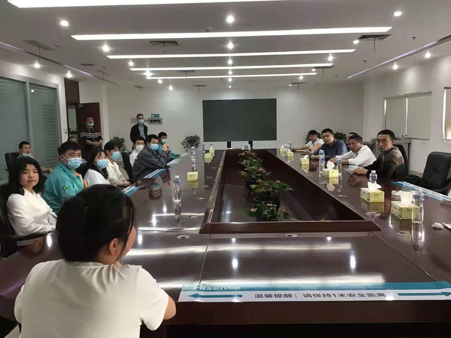 學院領(lǐng)導(dǎo)下企業(yè)，與跟崗實習學生進行交流座談